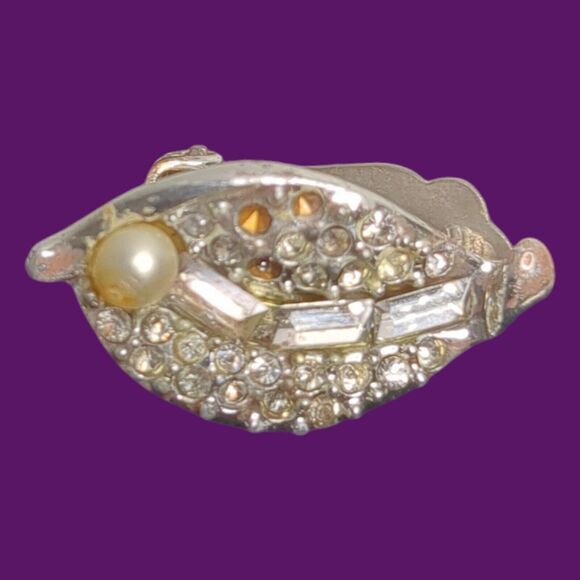 Vintage Rhinestone Leaf Flower Petal Silver Tone Faux Pearl Clip On Earrings - Picture 4 of 6